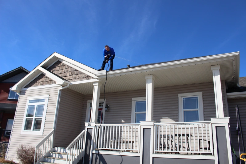 gutter-cleaner-calgary